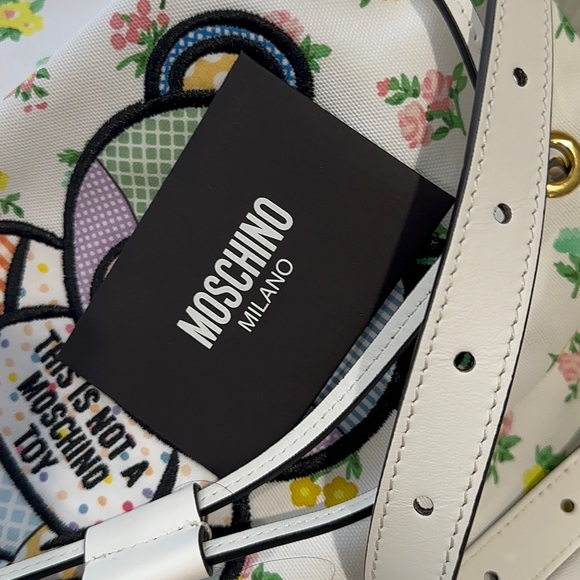 MOSCHINO 🧸
Teddy Bear Bucket Bag - Picture 9 of 15